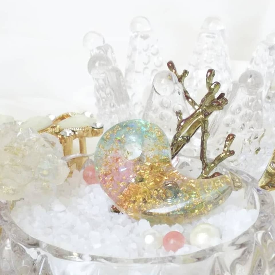 金のユニコーンの 魔法勾玉オルゴナイト