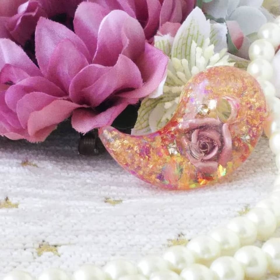 バラ色の魔法勾玉オルゴナイト