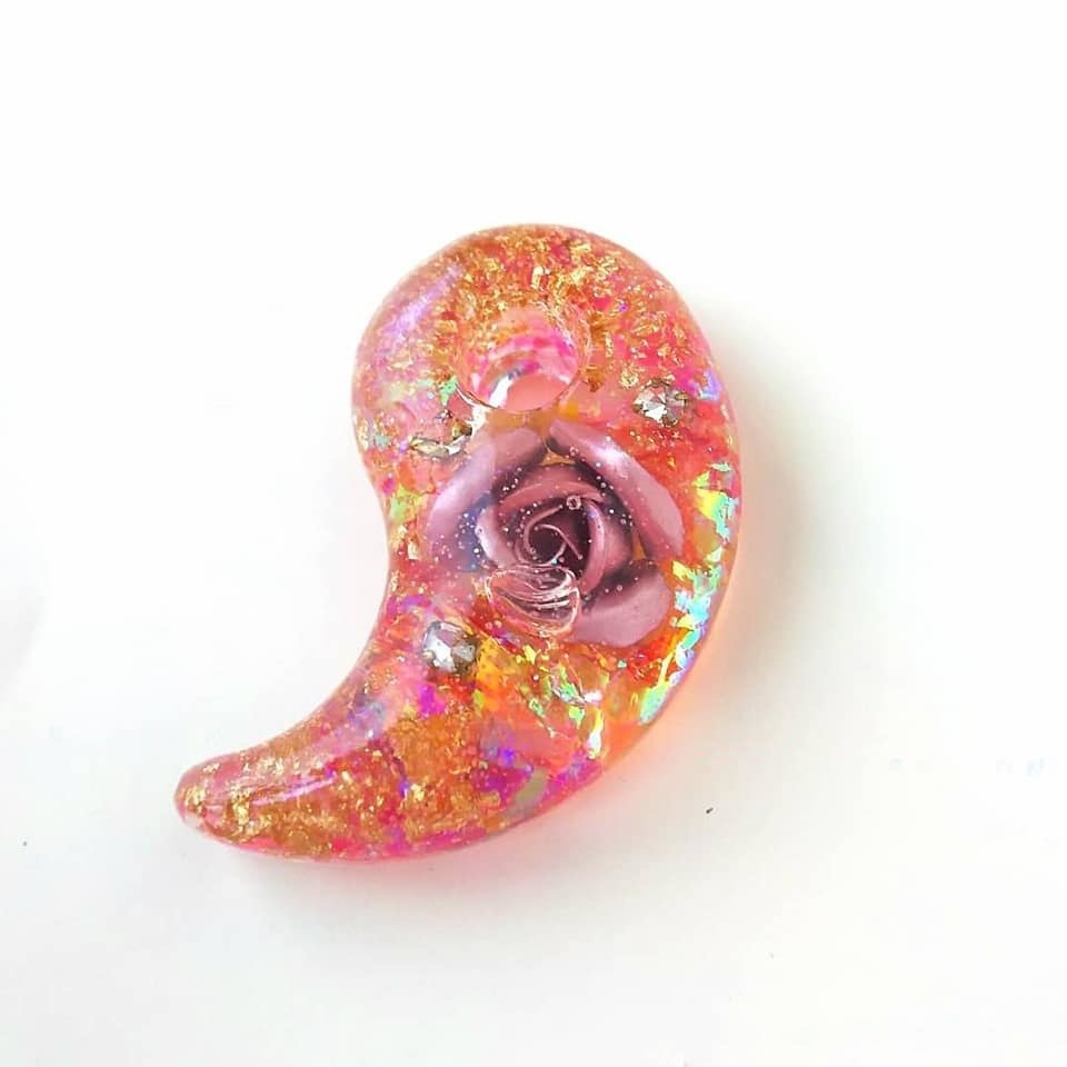 バラ色の魔法勾玉オルゴナイト