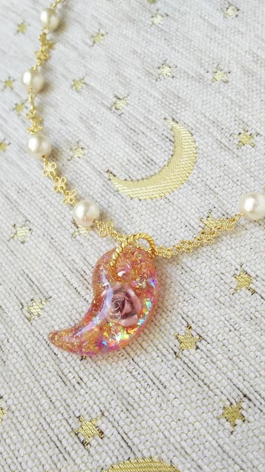 バラ色の魔法勾玉オルゴナイト