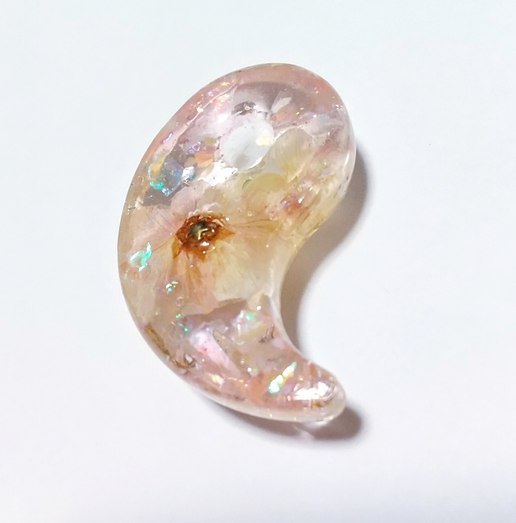 本物の桜入り勾玉オルゴナイト(ペンダントトップ)