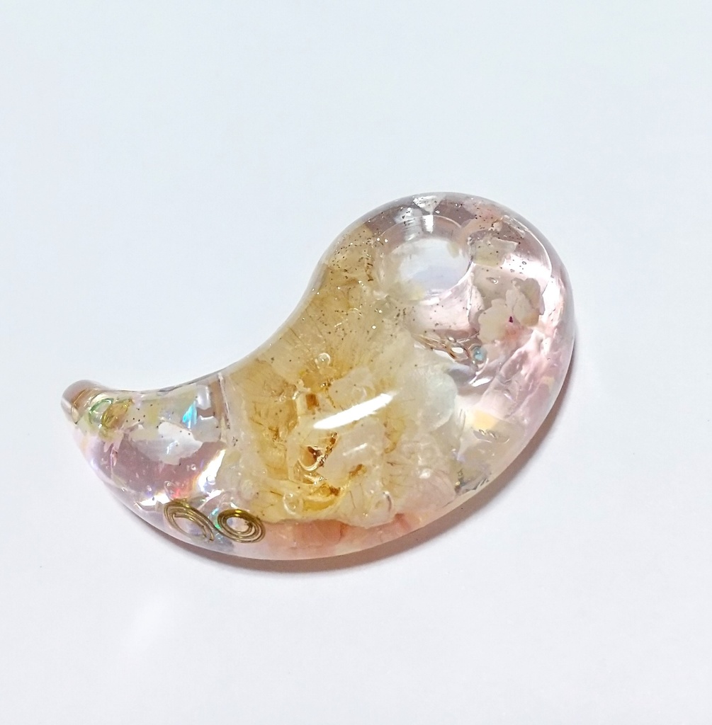 本物の桜入り勾玉オルゴナイト(ペンダントトップ)