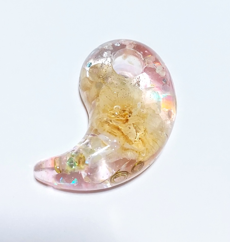 本物の桜入り勾玉オルゴナイト(ペンダントトップ)