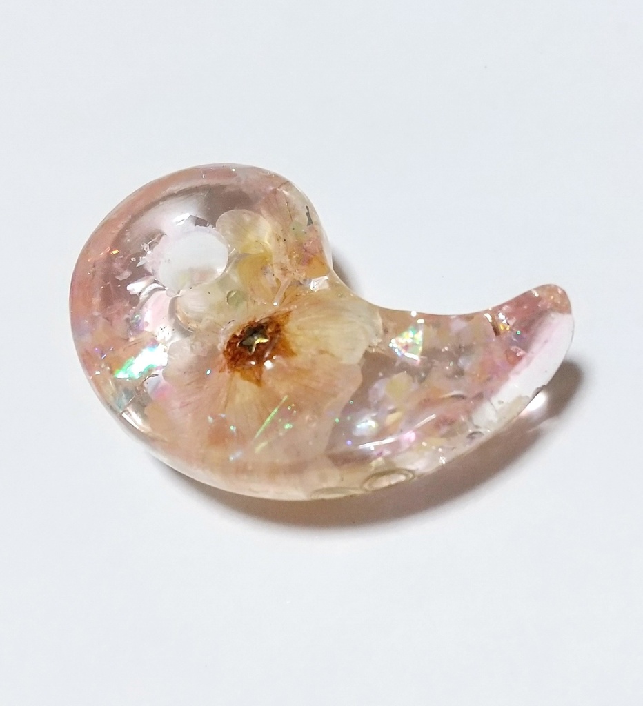 本物の桜入り勾玉オルゴナイト(ペンダントトップ)