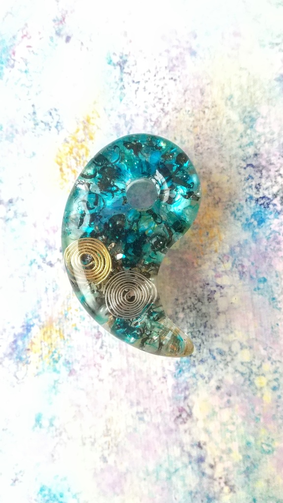 【NEW】隕石を敷き詰めた龍神勾玉オルゴナイト