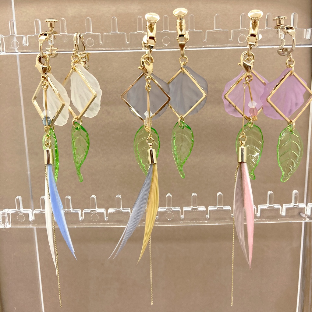 【新作】花びらとオウムの羽の3wayイヤリング/ピアス