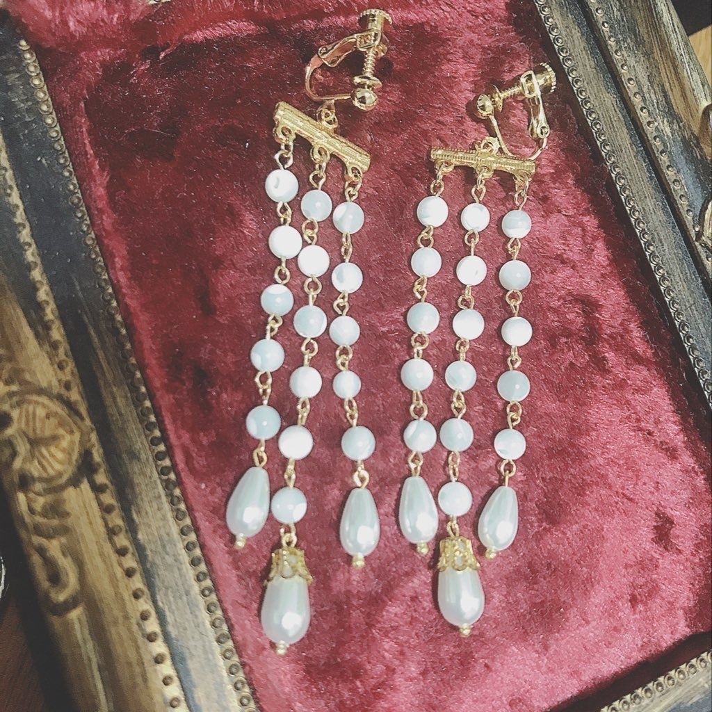 【再販無し】白のヴィンテージ風アクセサリー