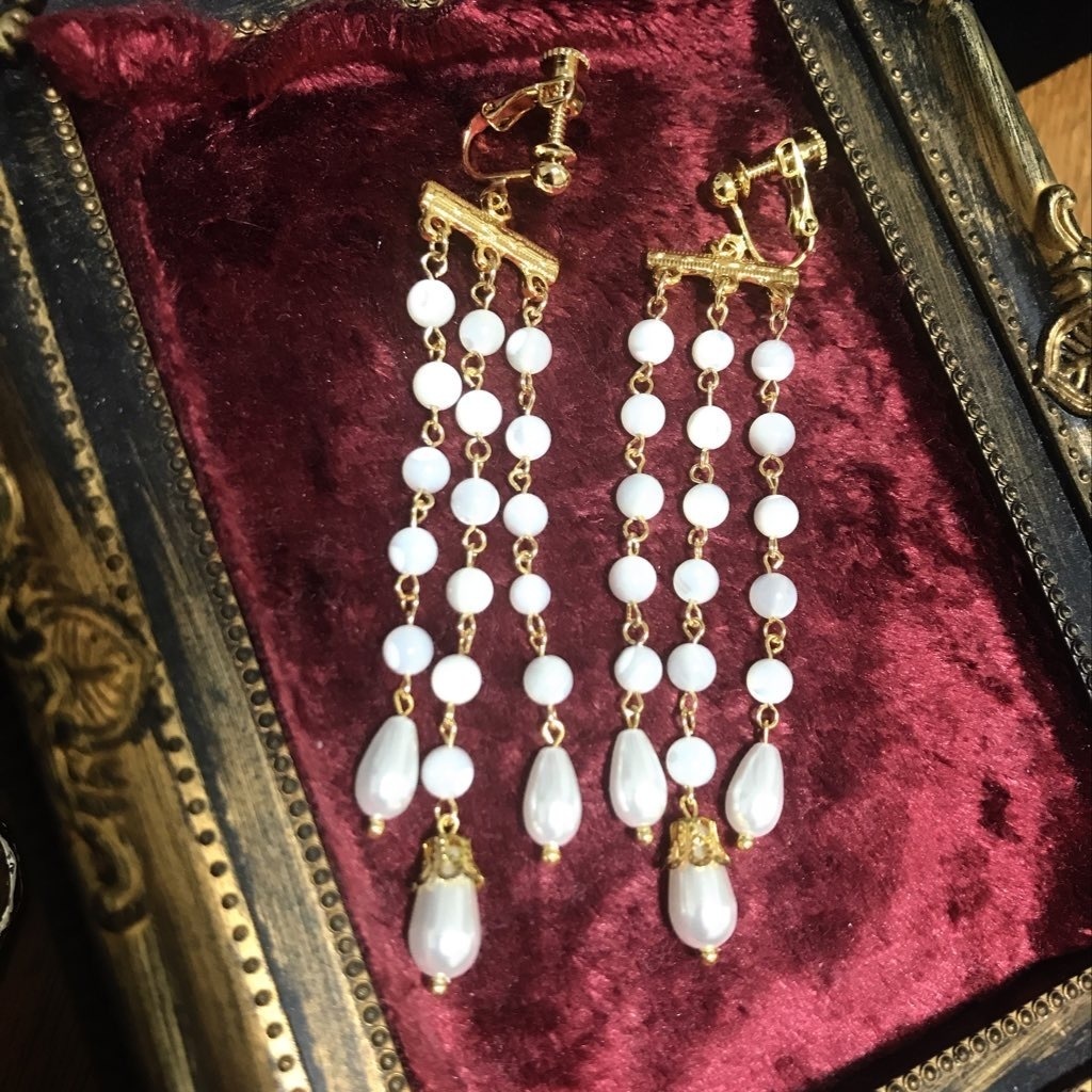 【再販無し】白のヴィンテージ風アクセサリー