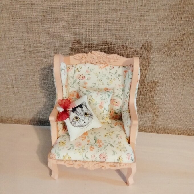 ミディブライス/オビツ１１サイズ　コーラルピンク　花柄　猫クッション付きソファ