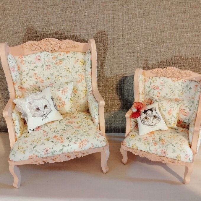 ミディブライス/オビツ11サイズ コーラルピンク 花柄 猫クッション付きソファ