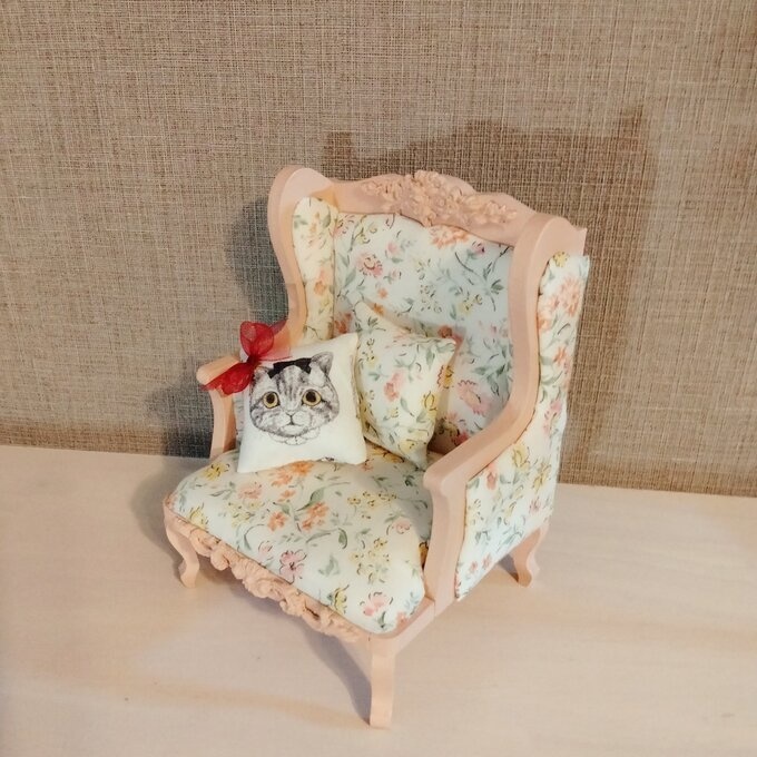 ミディブライス/オビツ11サイズ コーラルピンク 花柄 猫クッション付きソファ