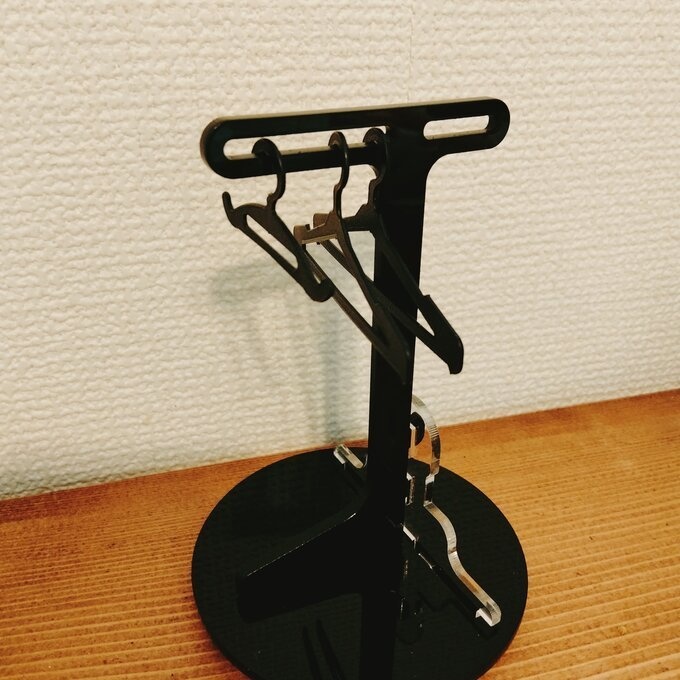 小さなドール用アクリルスタンドラック 白か黒