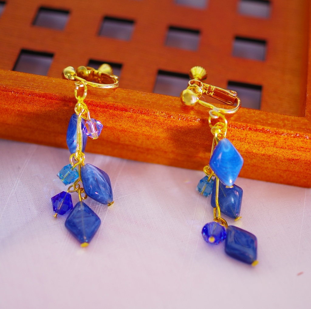 青のひし形　イヤリング・ピアス