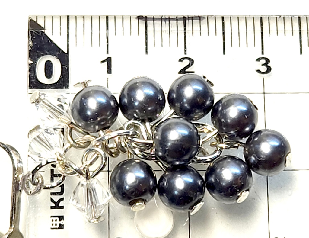 灰色ビーズのイヤリング・ピアス