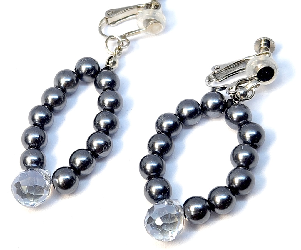 灰色ビーズのイヤリング・ピアス