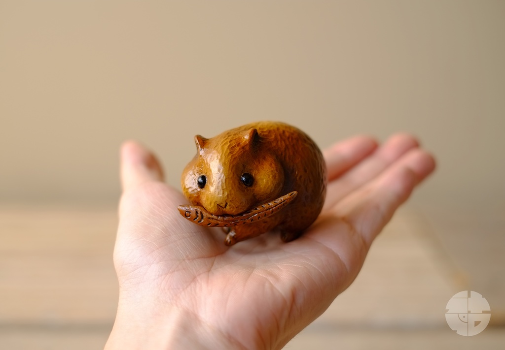 木彫りのハムスター(レジン製フィギュア)