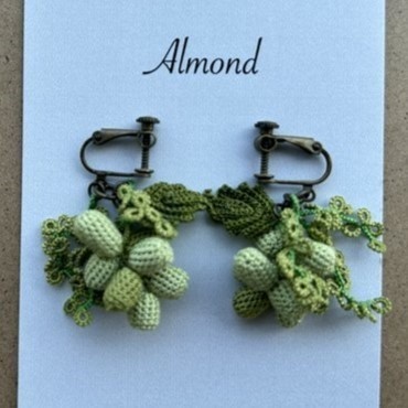 タティングレースとクロッシェレースのマスカットの耳飾り