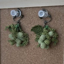 タティングレースとクロッシェレースのマスカットの耳飾り