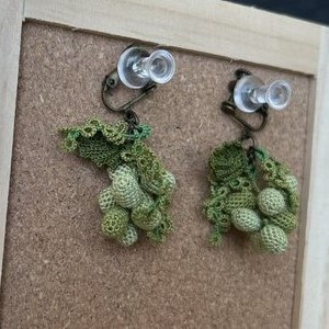 タティングレースとクロッシェレースのマスカットの耳飾り