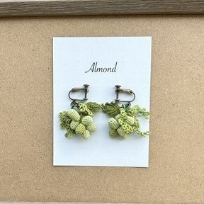 タティングレースとクロッシェレースのマスカットの耳飾り