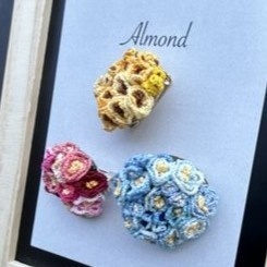 タティングレースで作った小花ブローチ(オレンジ・ピンク・ブルーからお好きな作品をお選びください