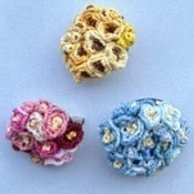 タティングレースで作った小花ブローチ(オレンジ・ピンク・ブルーからお好きな作品をお選びください