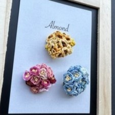 タティングレースで作った小花ブローチ(オレンジ・ピンク・ブルーからお好きな作品をお選びください