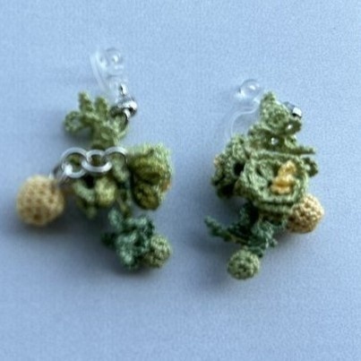 タティングレースとクロッシェレースの小花の耳飾り