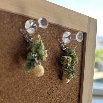 タティングレースとクロッシェレースの小花の耳飾り