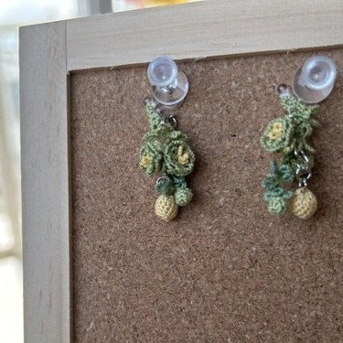 タティングレースとクロッシェレースの小花の耳飾り