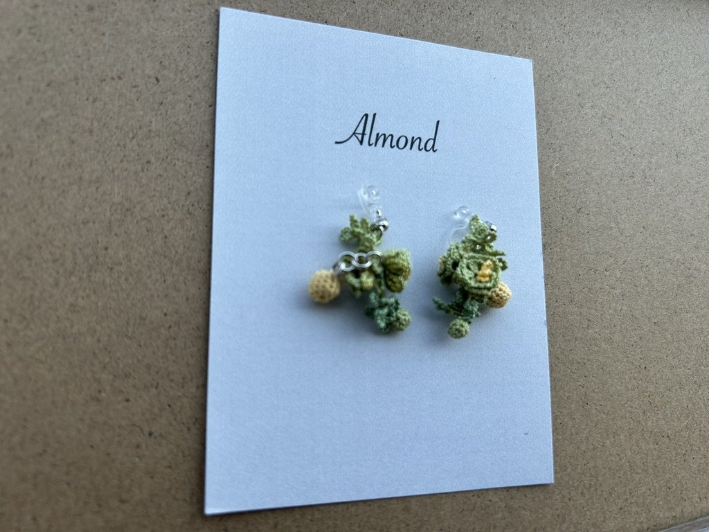 タティングレースとクロッシェレースの小花の耳飾り