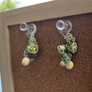 タティングレースとクロッシェレースの小花の耳飾り