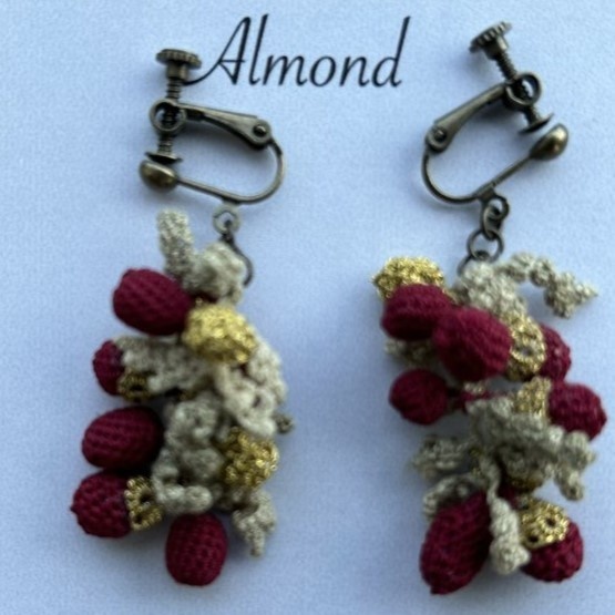 タティングレースとクロッシェレースの果実の耳飾り