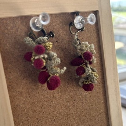 タティングレースとクロッシェレースの果実の耳飾り