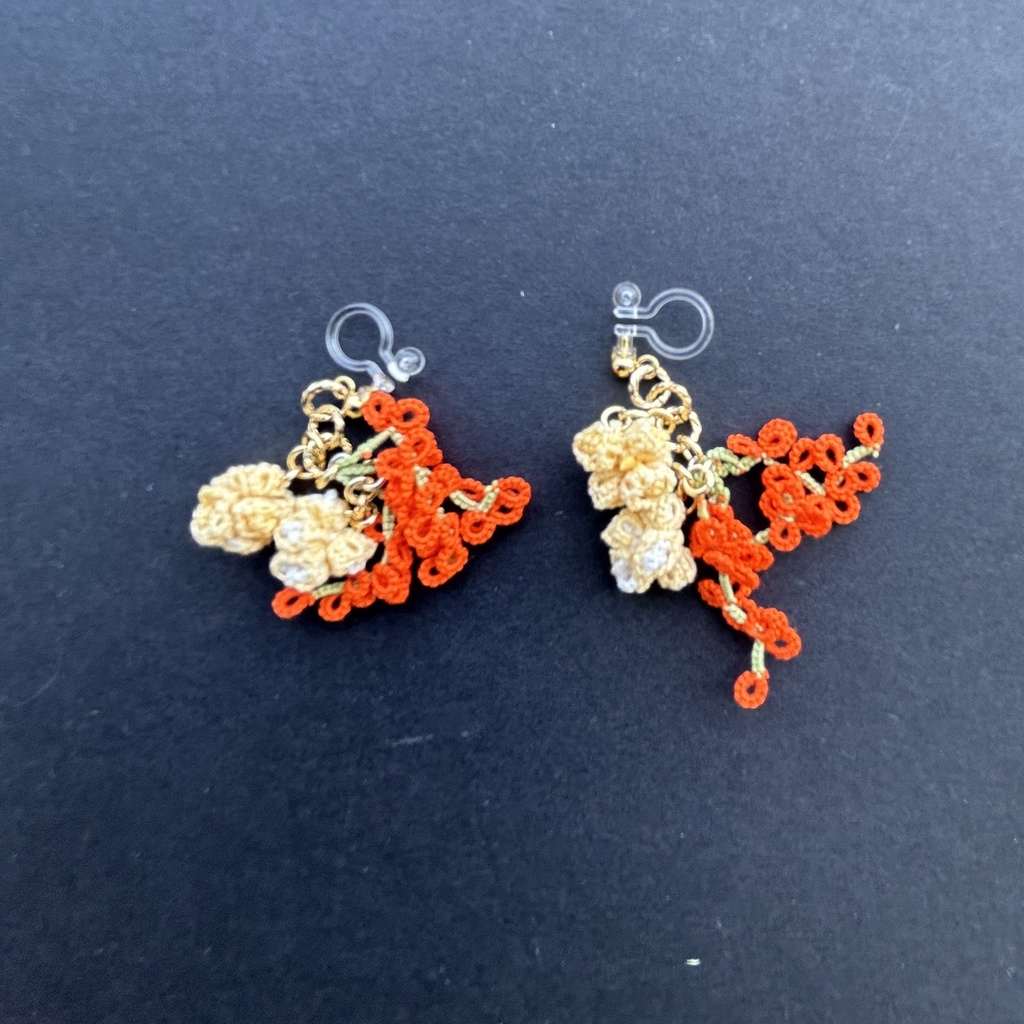 タティングレースとクロッシェレースの小花の耳飾り