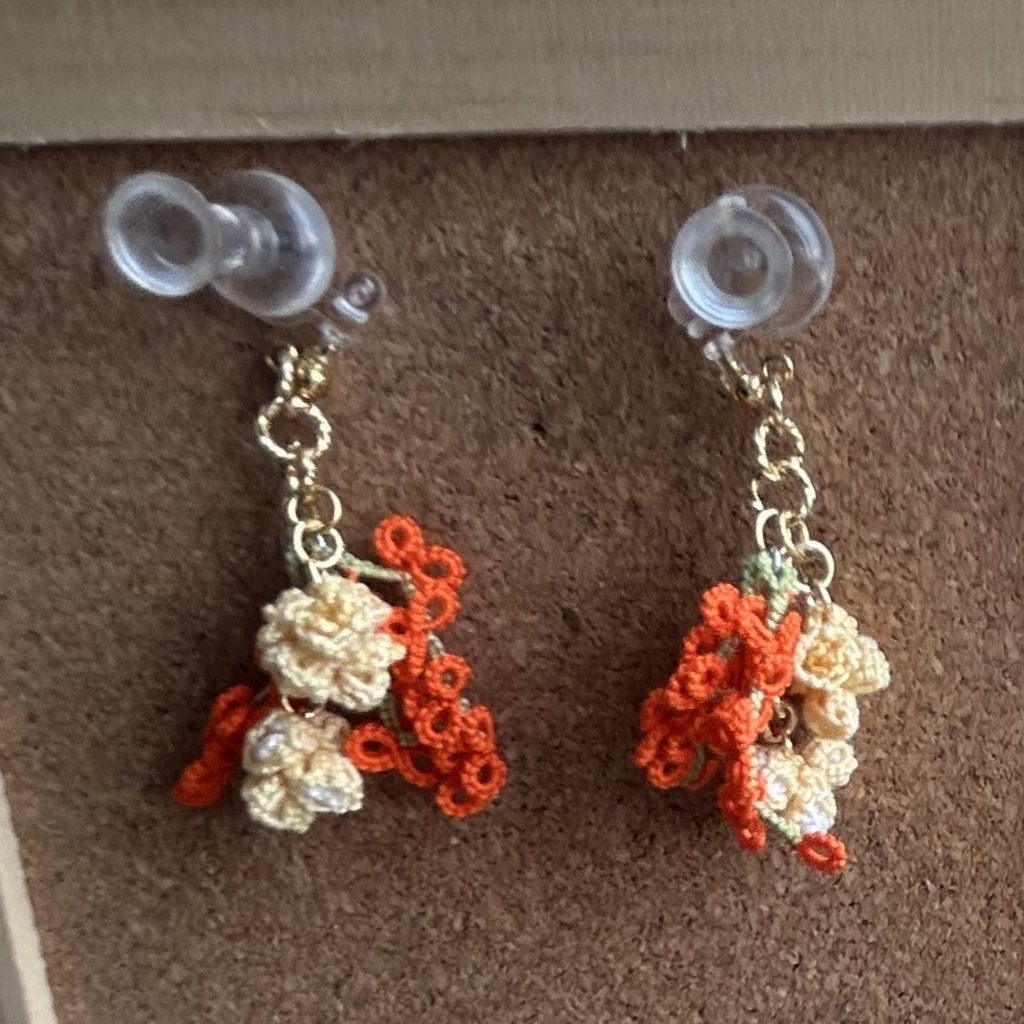 タティングレースとクロッシェレースの小花の耳飾り