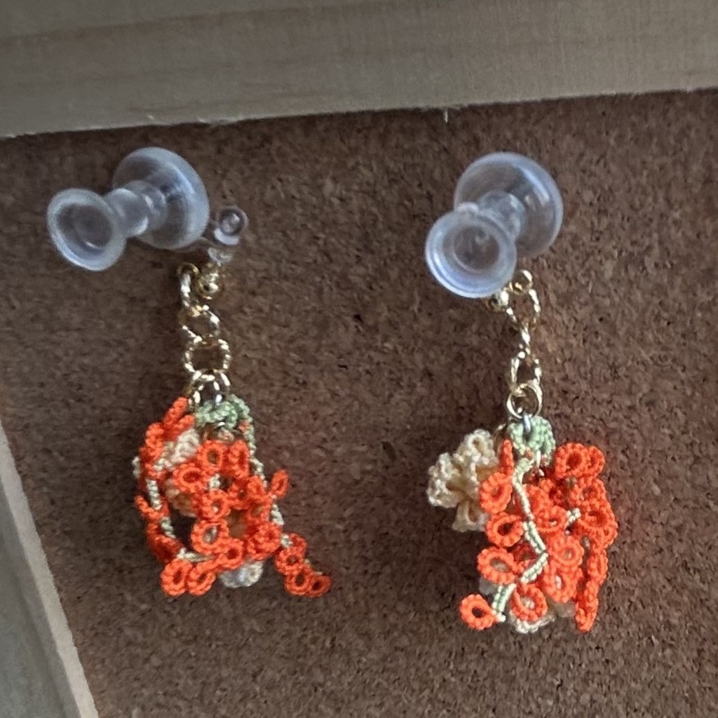 タティングレースとクロッシェレースの小花の耳飾り