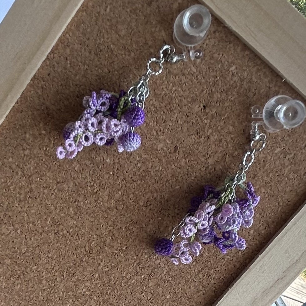 タティングレースとクロッシェレースの紫小花の耳飾り