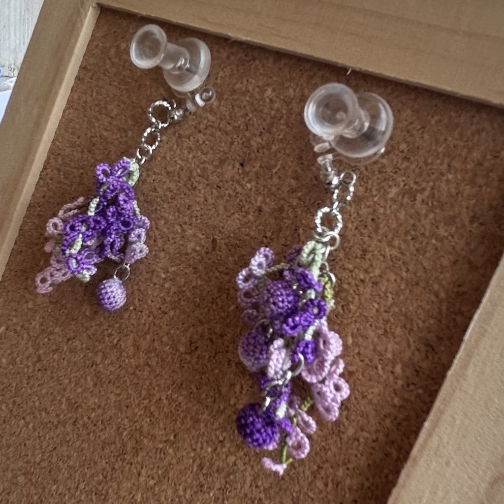 タティングレースとクロッシェレースの紫小花の耳飾り