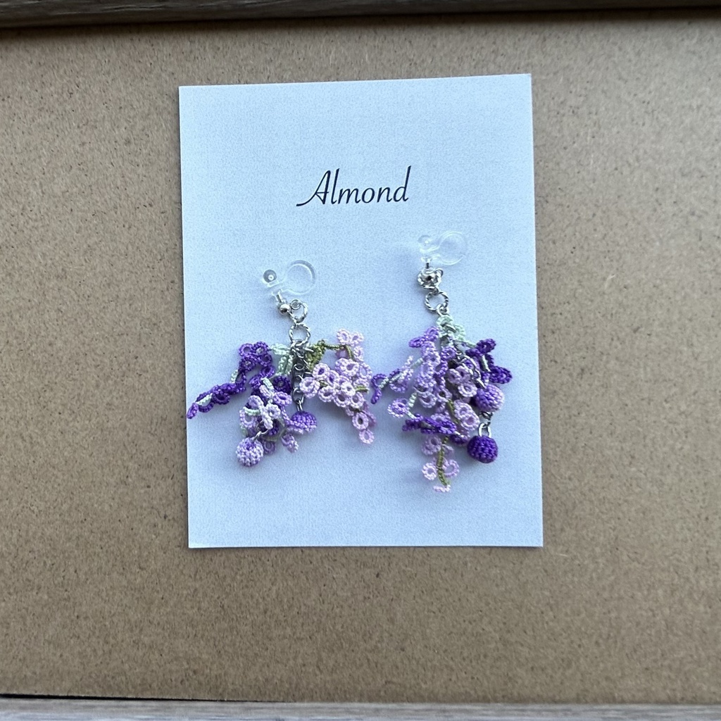 タティングレースとクロッシェレースの紫小花の耳飾り