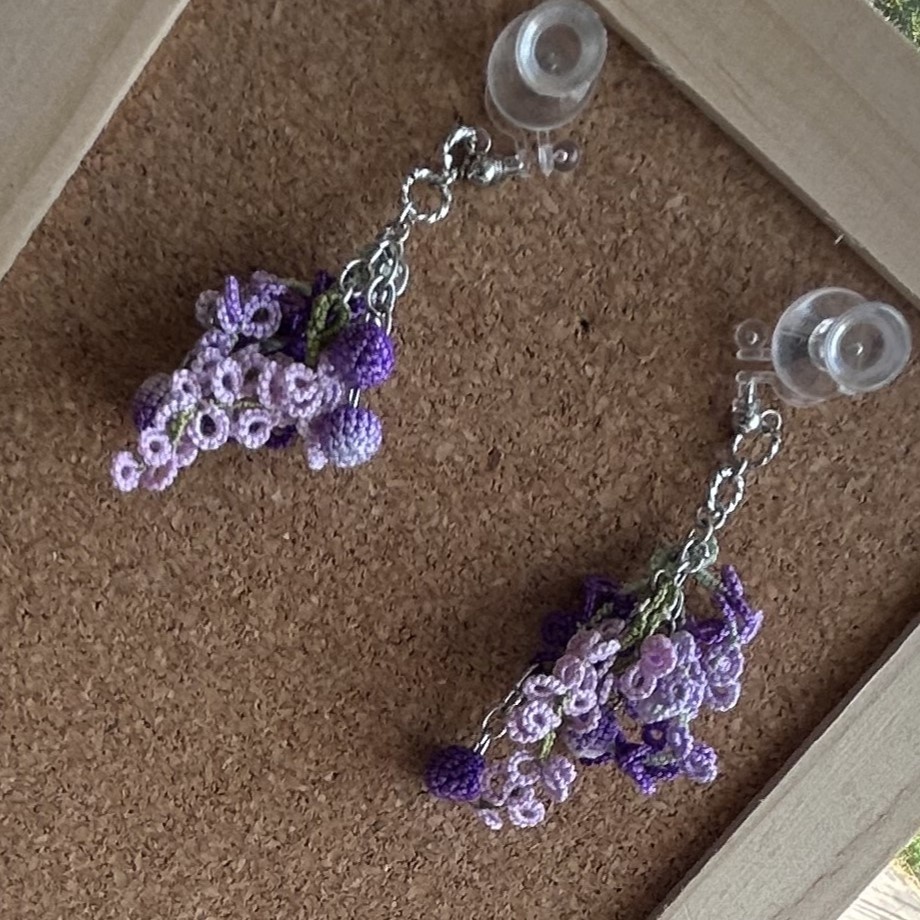 タティングレースとクロッシェレースの紫小花の耳飾り