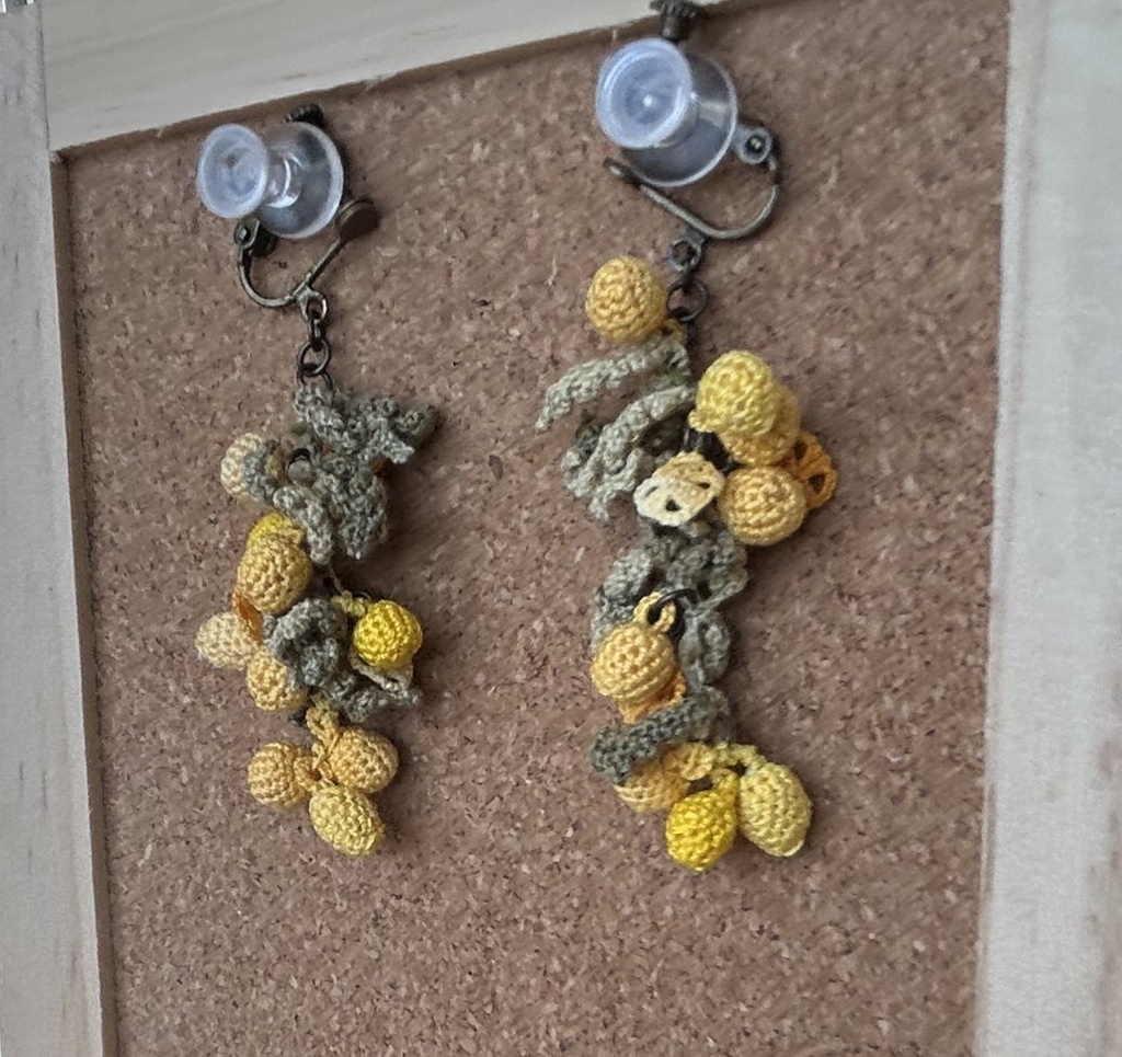 タティングレースとクロッシェレースのオレンジの耳飾り