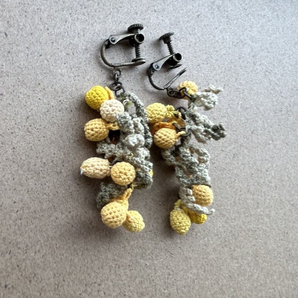 タティングレースとクロッシェレースのオレンジの耳飾り