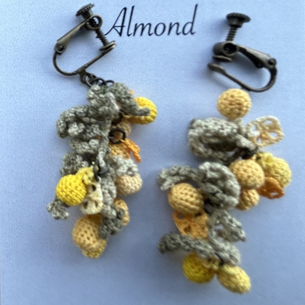 タティングレースとクロッシェレースのオレンジの耳飾り