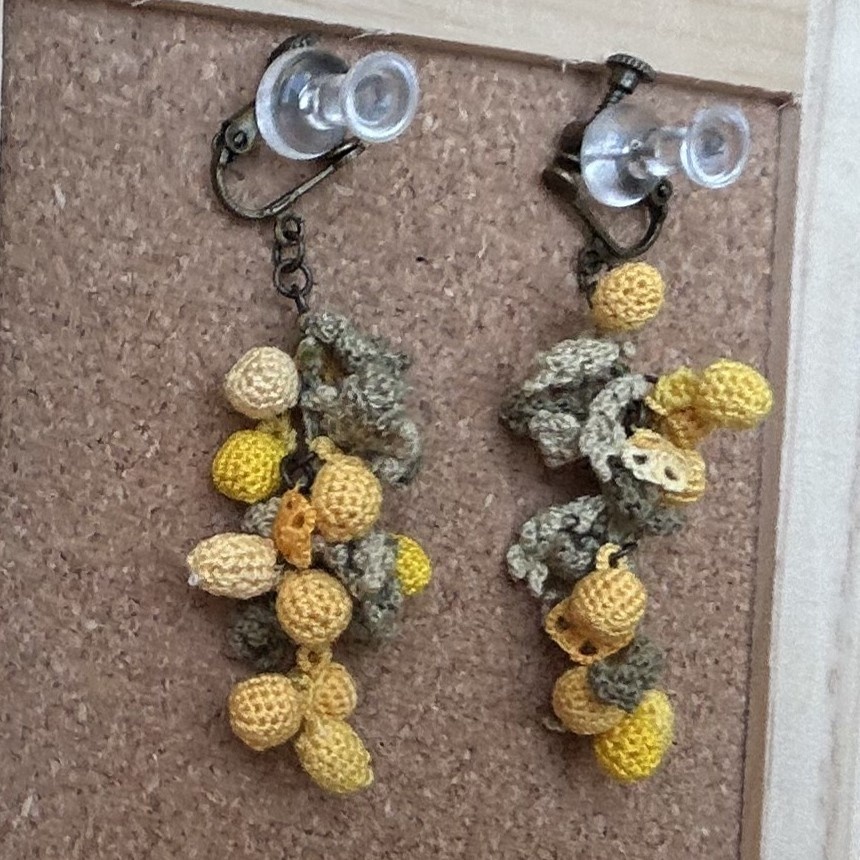 タティングレースとクロッシェレースのオレンジの耳飾り