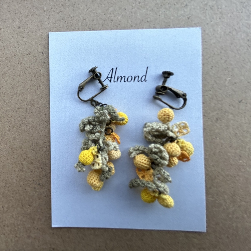 タティングレースとクロッシェレースのオレンジの耳飾り