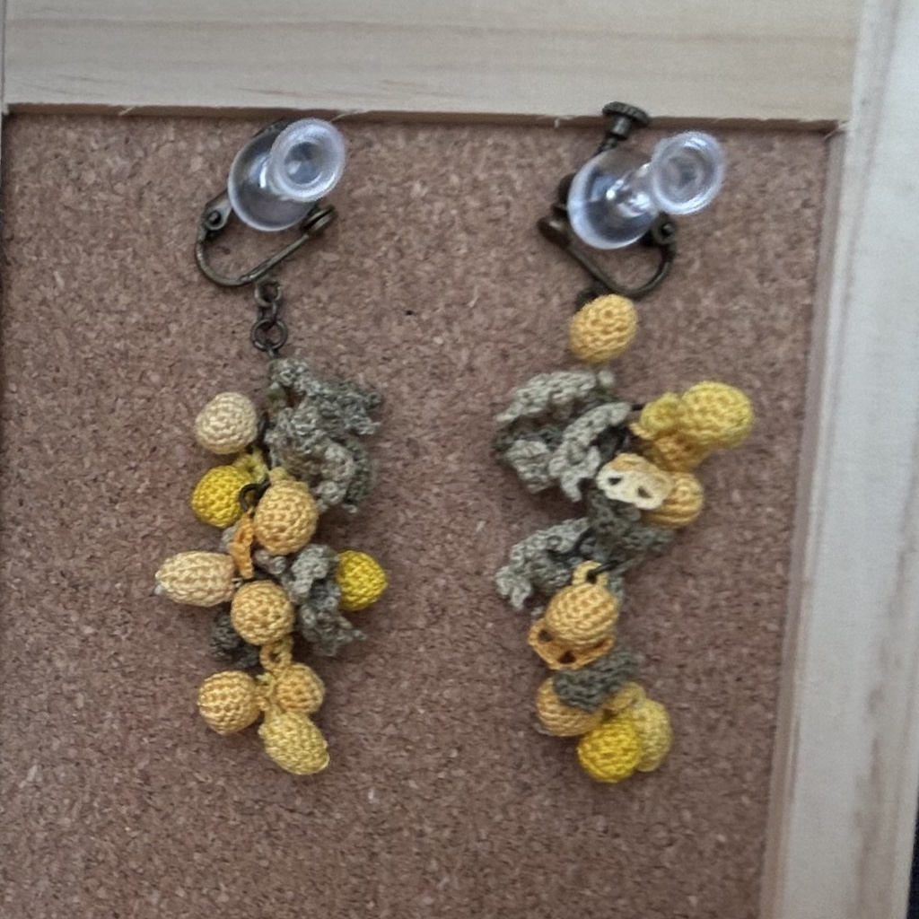 タティングレースとクロッシェレースのオレンジの耳飾り