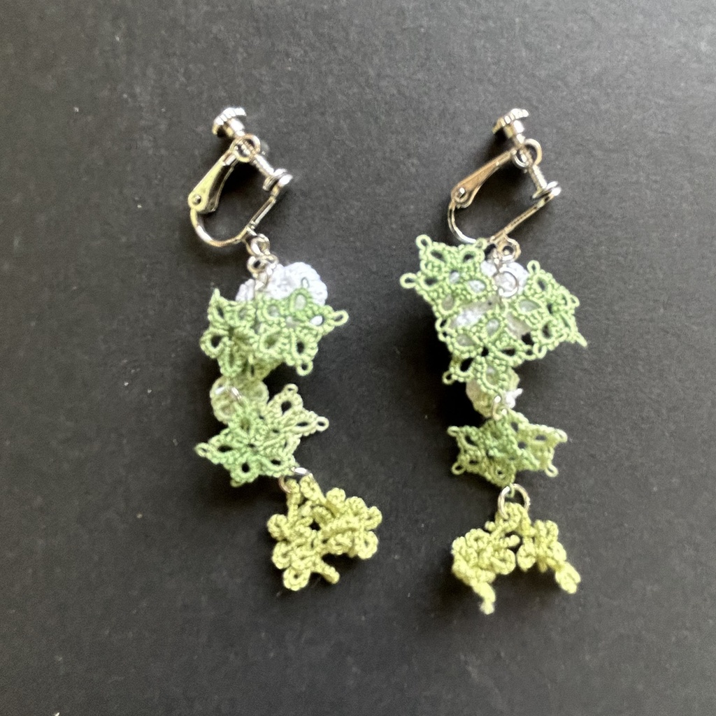 タティングレースとクロッシェレースの白花の耳飾り