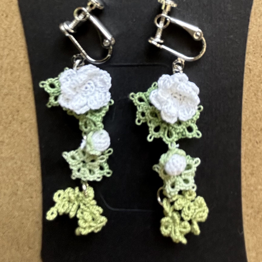 タティングレースとクロッシェレースの白花の耳飾り