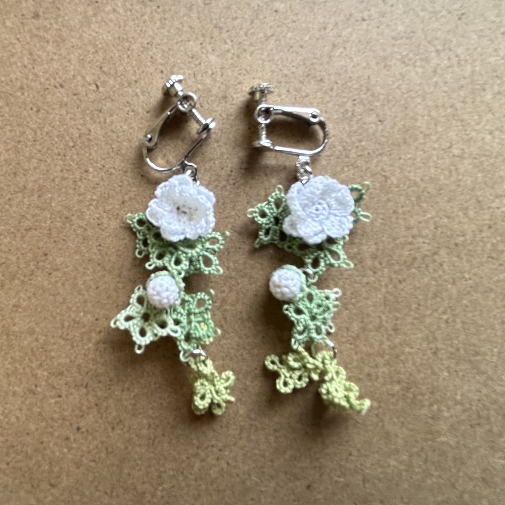 タティングレースとクロッシェレースの白花の耳飾り